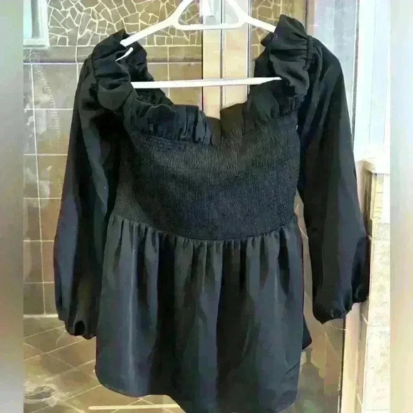 Chelsea 28 off shoulder top. Size Medium. Worn once. - Picture 2 of 4